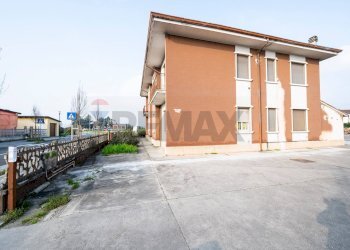 Casa all\'aperto - Quadrilocale via Marconi
 
15, Commessaggio - foto 7