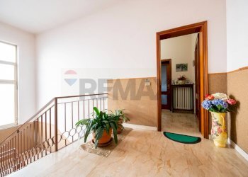 Ricezione / Lobby - Quadrilocale Via Marconi
 
15, Commessaggio - foto 10