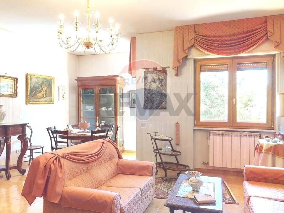 Sala da pranzo - Appartamento Via Giuseppe De Falco
 
4, Caserta - foto 3