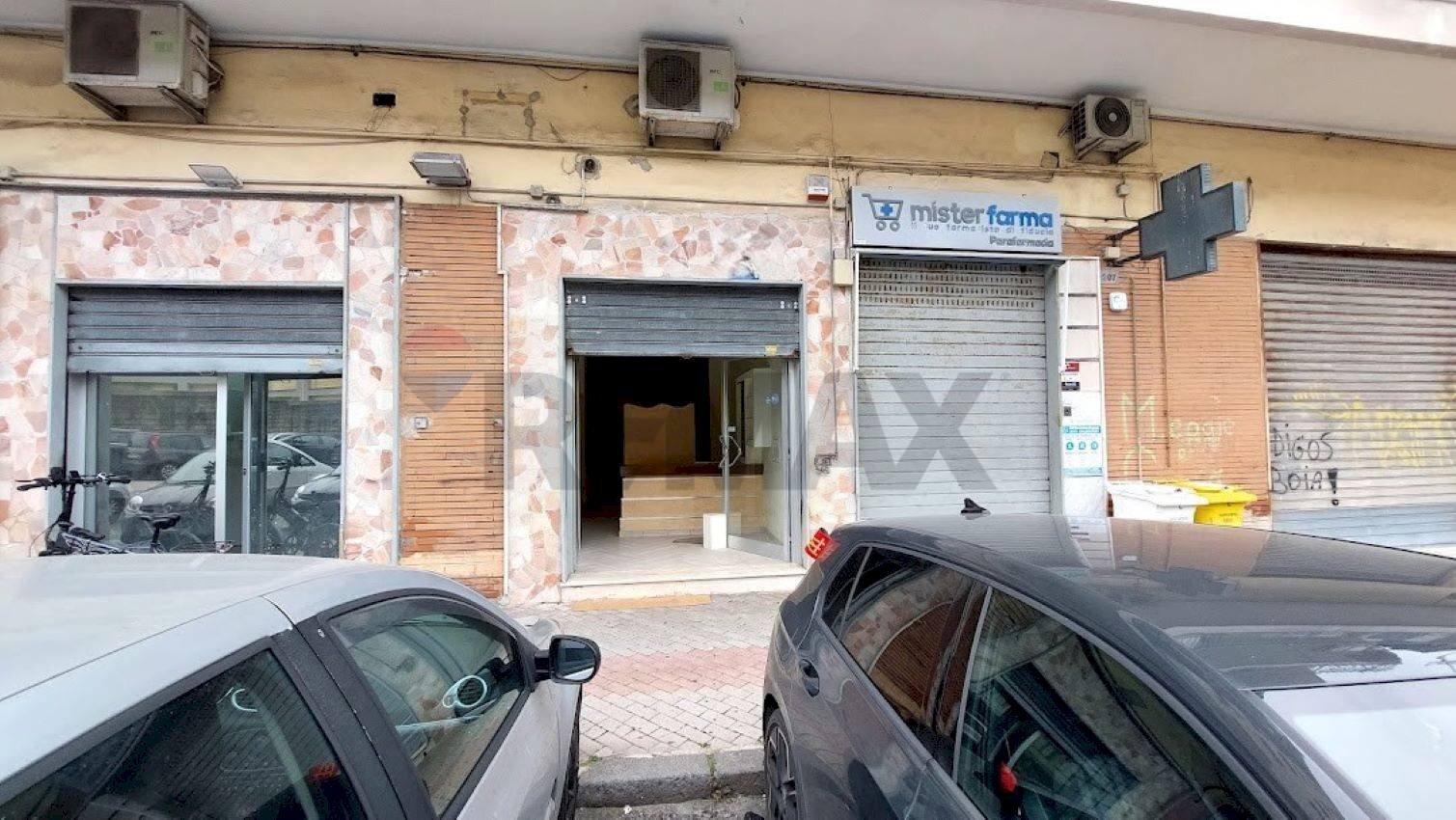 Edificio all\'aperto - Commercial Premises Via Ferrante Imparato
 
209-211, Napoli - photo 1