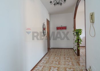 Hall / corridoio - Three-room apartment Via Dante Alighieri
 
2, Gorle - photo 16