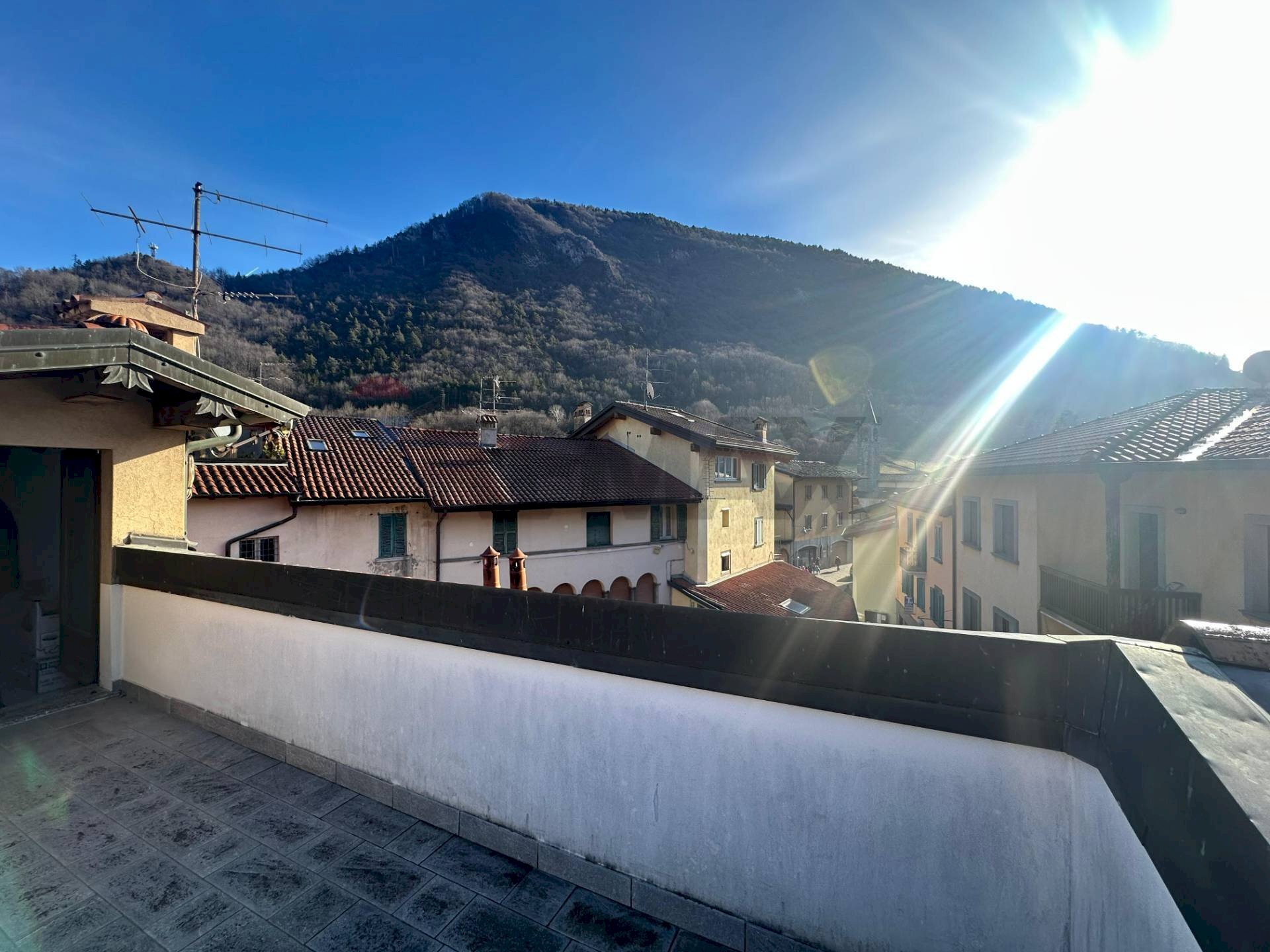 Vista delle montagne - Trilocale Piazza Monte Grappa
 
45, Villa d'Ogna - foto 2