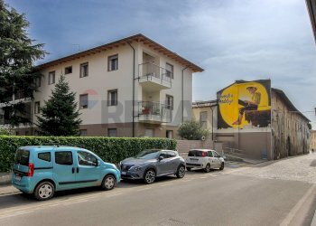 Edificio all\'aperto - Attico Suisio - foto 3