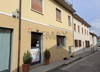 Edificio all\'aperto - Commercial Premises Via Buzzati
 
36, Belluno - photo 8