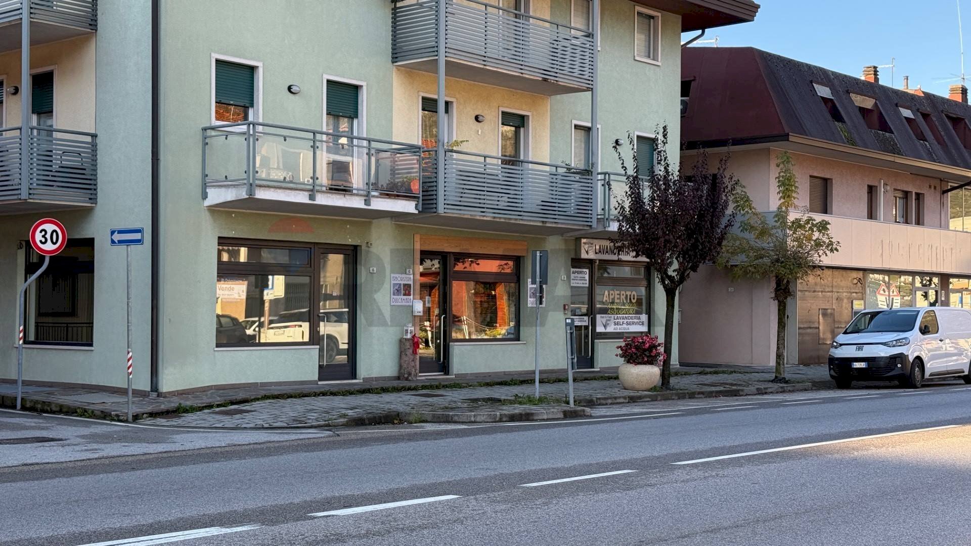 Edificio all\'aperto - Locale Commerciale Viale Dolomiti
 
18, Ponte nelle Alpi - foto 1