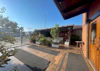 Terrazza - Attività Commerciale Via Dell'Industria, San Genesio ed Uniti - foto 6