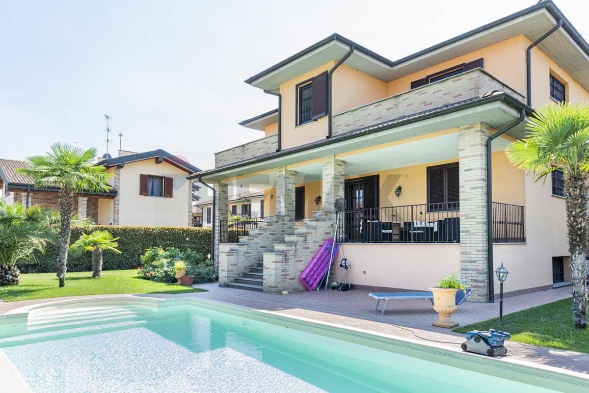 Piscina - Villa Via Grazia Deledda
 
40, Ceranova - foto 2