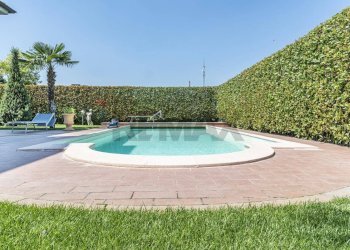 Piscina - Villa Via Grazia Deledda
 
40, Ceranova - foto 4