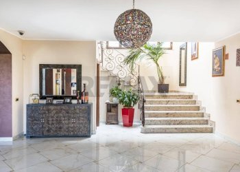 Scale - Villa Via Grazia Deledda
 
40, Ceranova - foto 17