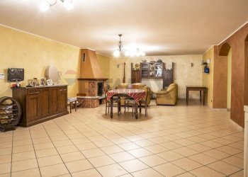 Sala da pranzo - Villa Via Grazia Deledda
 
40, Ceranova - foto 46