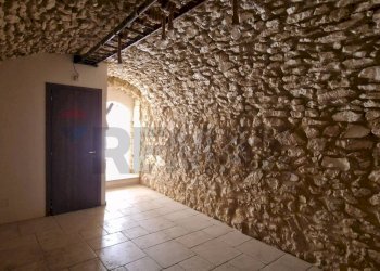 Stanza vuota - Commercial Premises Piazza Vittorio Emanuele
 
16, Vieste - photo 8