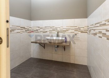 Bagno - Commercial Premises Strada 24 di Via Predda Niedda, Sassari - photo 40