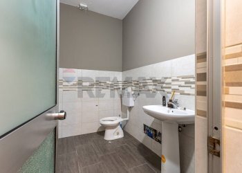 Bagno - Commercial Premises Strada 24 di Via Predda Niedda, Sassari - photo 41