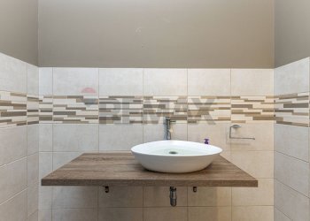 Bagno - Commercial Premises Strada 24 di Via Predda Niedda, Sassari - photo 42