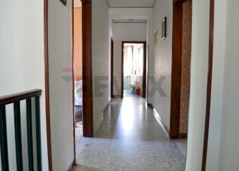 Hall / corridoio - Independent house Reino - photo 16