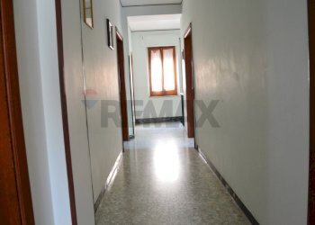 Hall / corridoio - Independent house Reino - photo 17