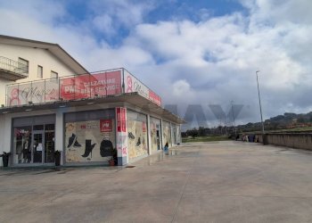 Edificio all\'aperto - Locale Commerciale Mirabella Eclano - foto 2