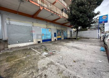 Edificio all\'aperto - Locale Commerciale Via Napoli
 
241, Arzano - foto 2