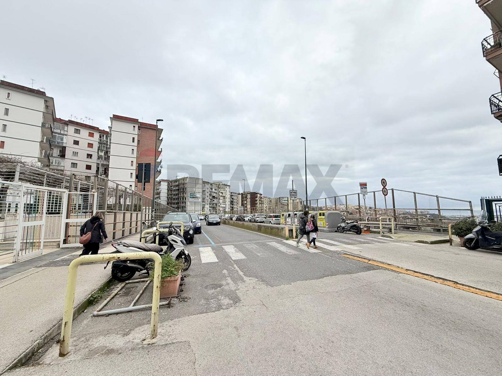 Edificio all\'aperto - Box Via Guido De Ruggiero, Napoli - photo 2