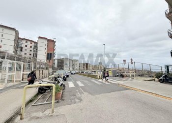 Edificio all\'aperto - Box Via Guido De Ruggiero, Napoli - photo 2