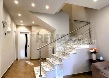 Scale - Villa Bifamiliare Via Nicola Nicolini
 
68, Napoli - foto 16