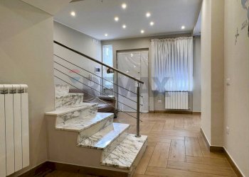 Scale - Villa Bifamiliare Via Nicola Nicolini
 
68, Napoli - foto 17