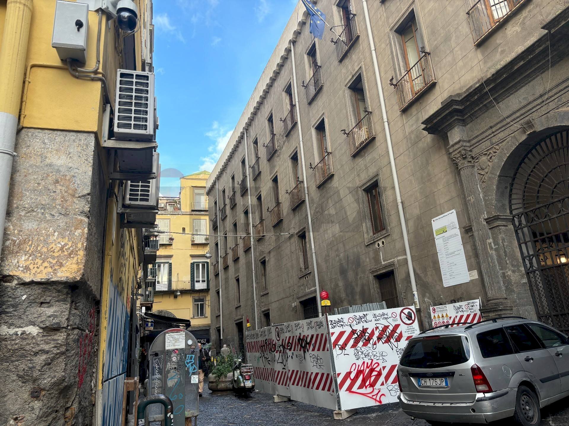 Edificio all\'aperto - Trilocale Via Santa Maria La Nova
 
32, Napoli - foto 3