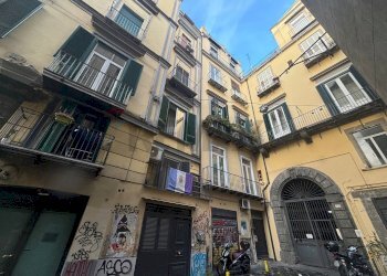 Edificio all\'aperto - Trilocale Via Santa Maria La Nova
 
32, Napoli - foto 8