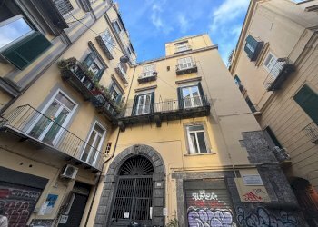 Edificio all\'aperto - Trilocale Via Santa Maria La Nova
 
32, Napoli - foto 10