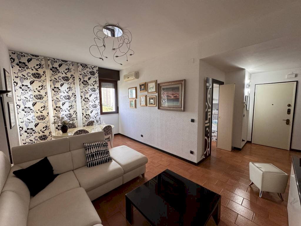 Salone - Four-room apartment via Ancona, Taranto - photo 1