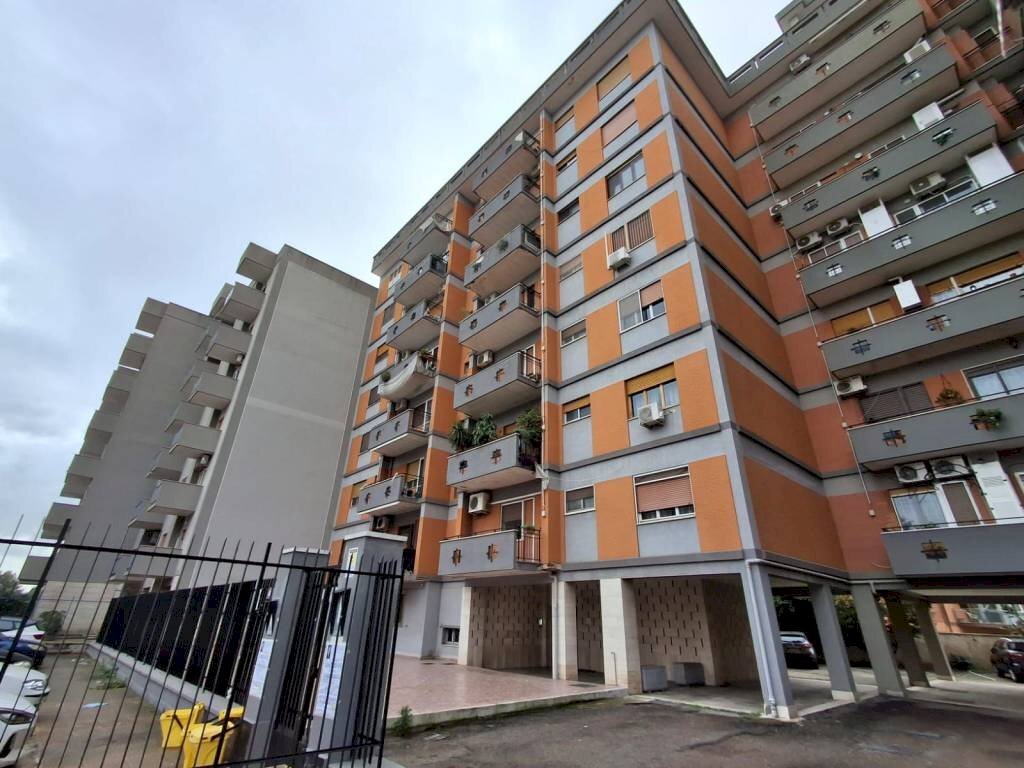 Facciata - Trilocale via Lago di Bolsena, Taranto - foto 2