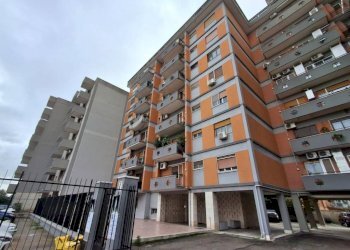 Facciata - Trilocale via Lago di Bolsena, Taranto - foto 2