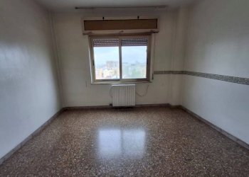 Camera da letto - Trilocale via Lago di Bolsena, Taranto - foto 5