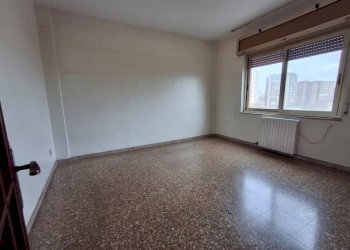 Camera da letto - Trilocale via Lago di Bolsena, Taranto - foto 8