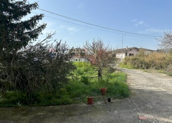 Ingresso carrabile in comune con altro appartamento - Casa indipendente Corso 25 Archi
 
41, Montaquila - foto 6