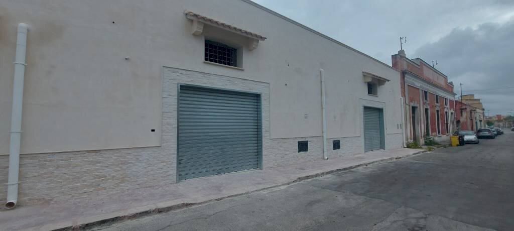 Facciata - Capannone via Costantinopoli, 74, Taranto - foto 1