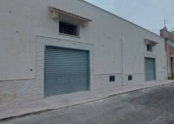 Facciata - Capannone via Costantinopoli, 74, Taranto - foto 1