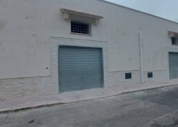 Facciata - Capannone via Costantinopoli, 74, Taranto - foto 10