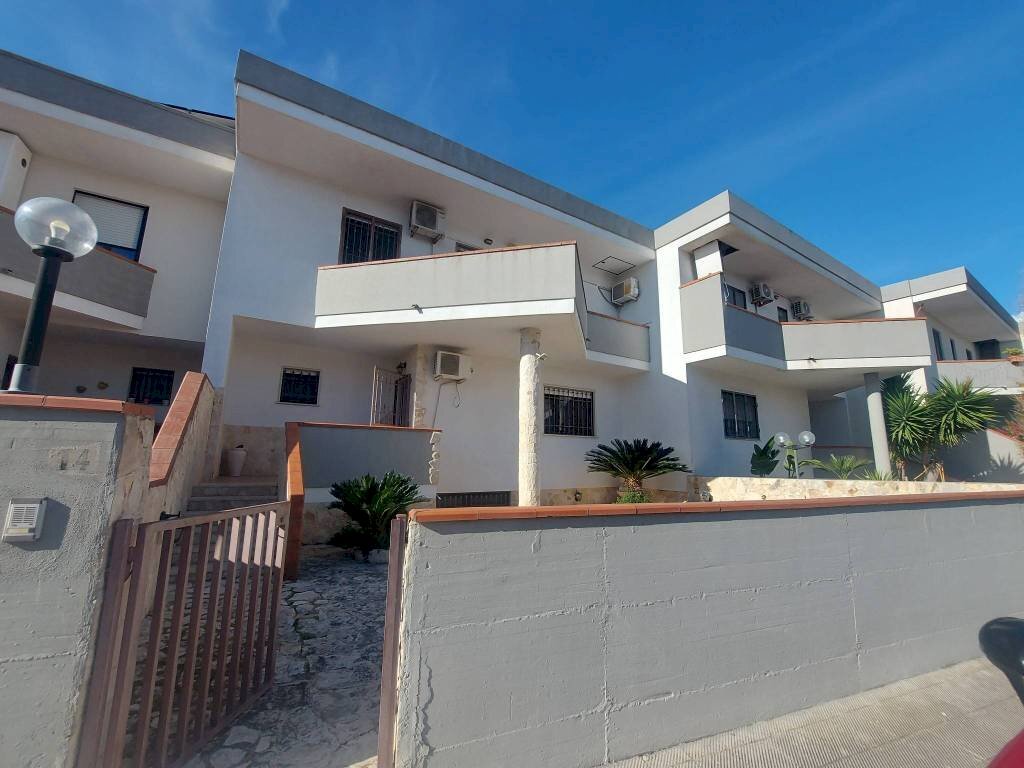 Facciata - Villa a Schiera via Carlo Cacace, 302, Taranto - foto 1