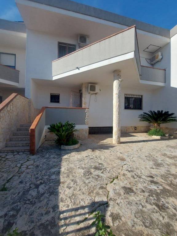 Facciata - Villa a Schiera via Carlo Cacace, 302, Taranto - foto 2