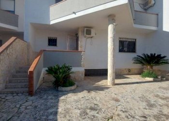 Facciata - Villa a Schiera via Carlo Cacace, 302, Taranto - foto 2