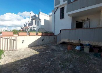Cortile interno - Villa a Schiera via Carlo Cacace, 302, Taranto - foto 10
