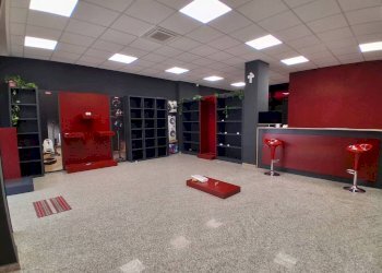 Interno non residenziale - Negozio via Giacomo Lacaita, 13, Taranto - foto 1