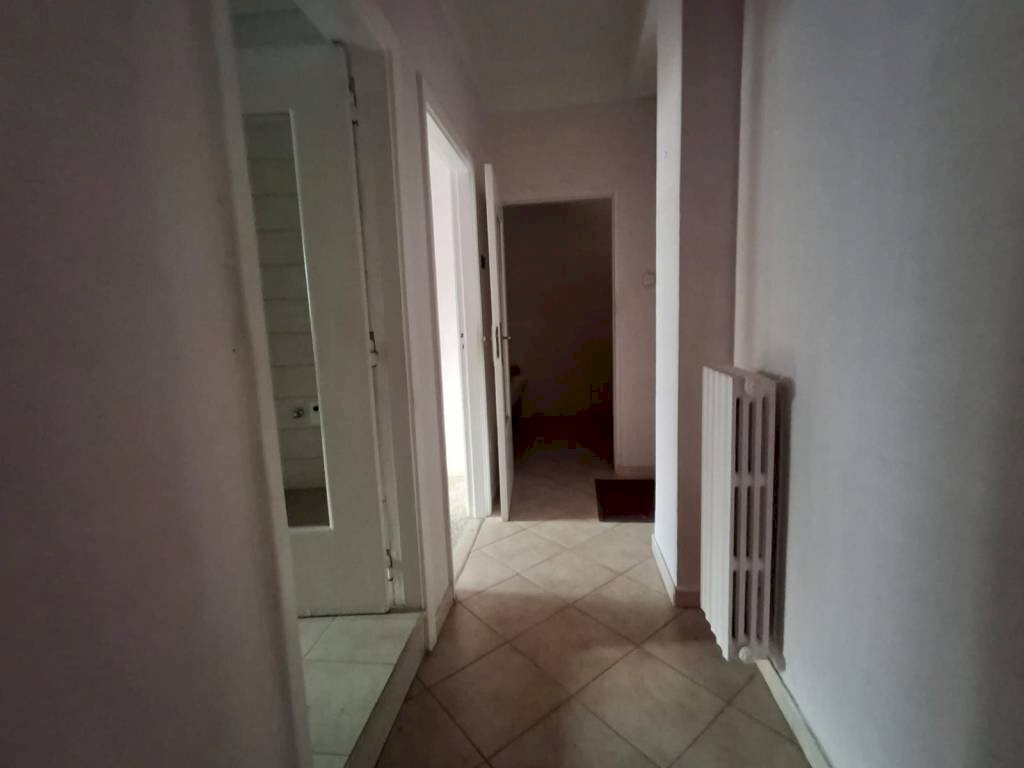 Corridoio - Three-room apartment via Marco Pacuvio, 6, Taranto - photo 3