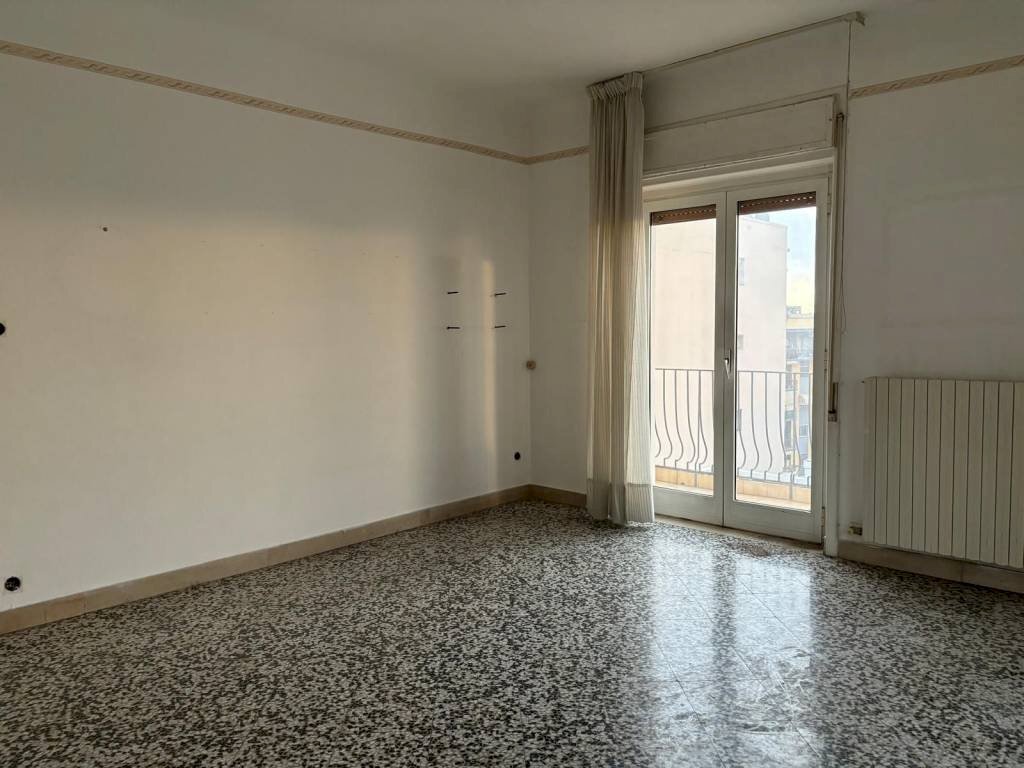 Soggiorno - Three-room apartment via Japigia, 6, Taranto - photo 3