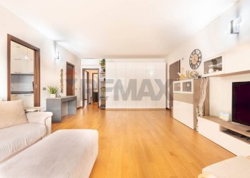 Soggiorno - Three-room apartment via ugo tognazzi
 
15, Milano - photo 5