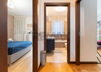 Hall / corridoio - Three-room apartment via ugo tognazzi
 
15, Milano - photo 23