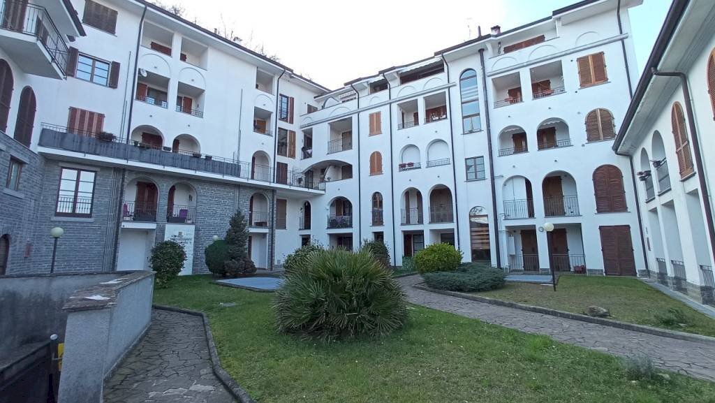 Cortile interno - Trilocale piazza Don Giuliano Ravedoni, 1, Pella - foto 2
