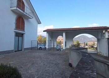 Cortile interno - Trilocale piazza Don Giuliano Ravedoni, 1, Pella - foto 42