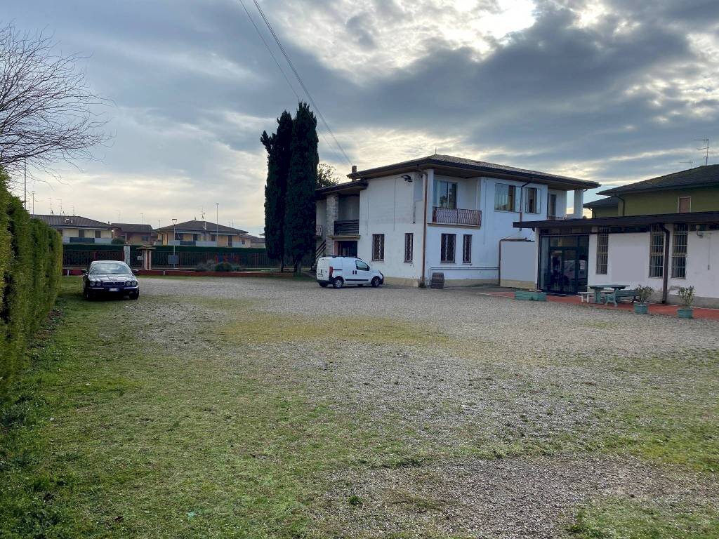 Cortile interno - Villa via dei Partigiani, 5/a, Valeggio sul Mincio - foto 2